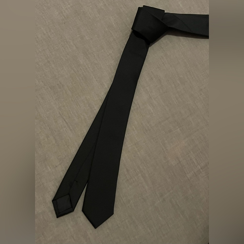 Men’s unsigned black ultra skinny rocker tie.